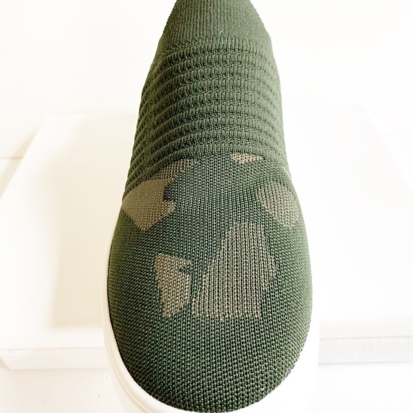 New with tags Steve Madden camouflage Slip on flatforms size 6 - Picture 4 of 7
